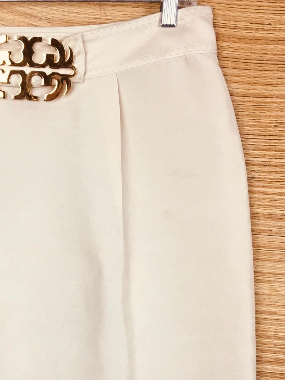 Tory Burch Cream 100% Silk Mini Skirt Gold Double T Logo Buckle Size 2